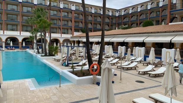 Se busca cliente para disfrutar en un hotel de lujo en Isla Cristina cobrando 4.000 euros