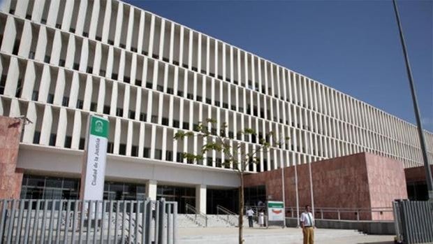 Agrede a su mujer y a su hija en la puerta de la Audiencia en Málaga tras salir de un juicio por maltrato