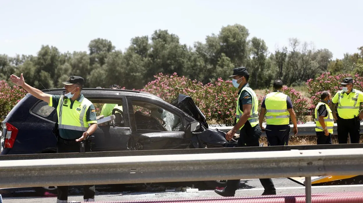 La Guardia Civil trabajando ayer al mediodía en el lugar del accidente para retirar el coche siniestrado