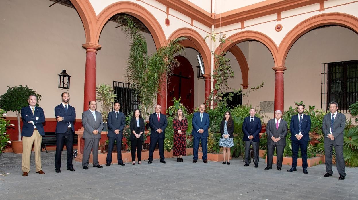 Foto de familia de Jurado y su junta permanente