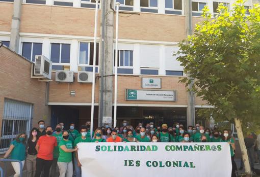 Profesores del IES Gran Capitán de Córdoba durante la concentración de ayer