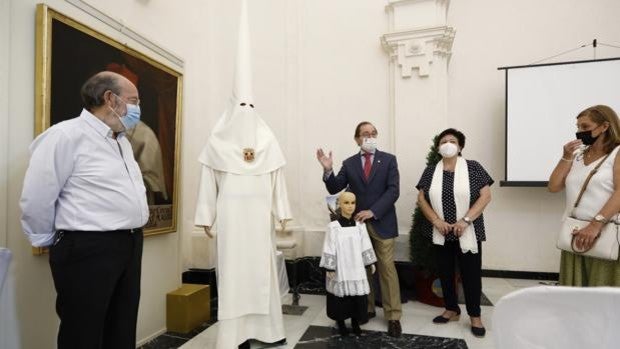 Color marfil y capirote alto, así es el hábito de nazareno de la hermandad de la Quinta Angustia de Córdoba