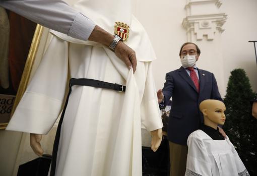 Detalle de la correa de cuero que lleva el nazareno en la cintura