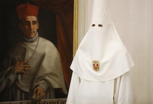 El hábito confeccionado por 12 Varales, junto al retrato del Cardenal Salazar