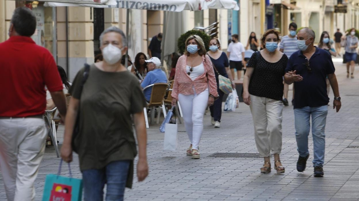 Gente con mascarilla por la vía pública