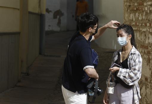 Una pareja de orientales cerca de la calle Judíos