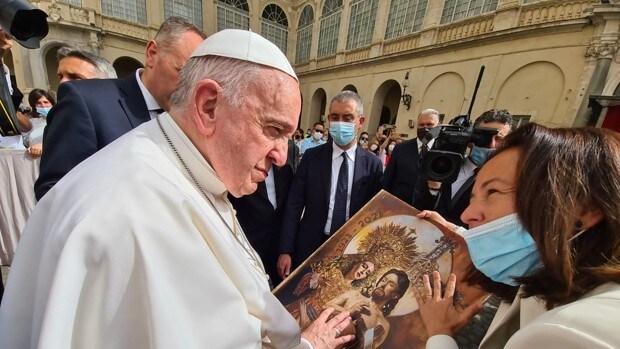 El Papa Francisco recibe la medalla del Centenario de la Agrupación de Cofradías en el Vaticano