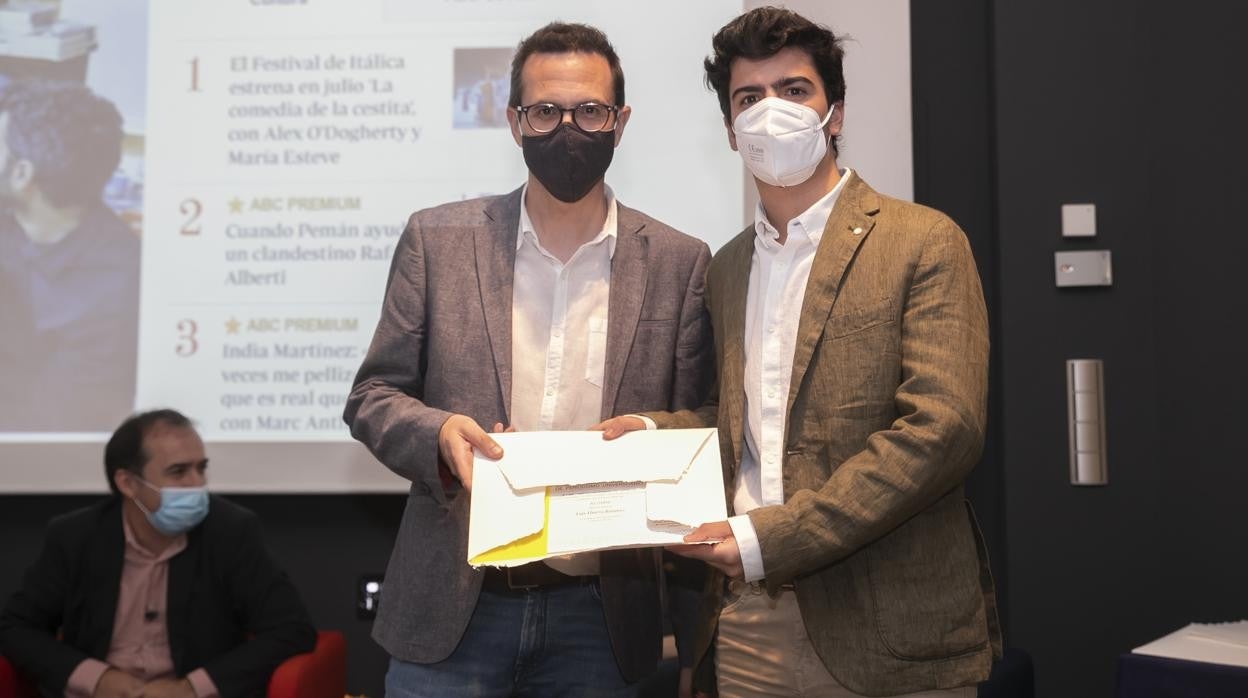 Luis Ybarra recoge el premio otorgado por la Universidad Loyola Andalucía este jueves en Córdoba