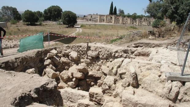 Los trabajos en Medina Azahara en Córdoba muestran las diferencias entre los pórticos de la plaza de armas