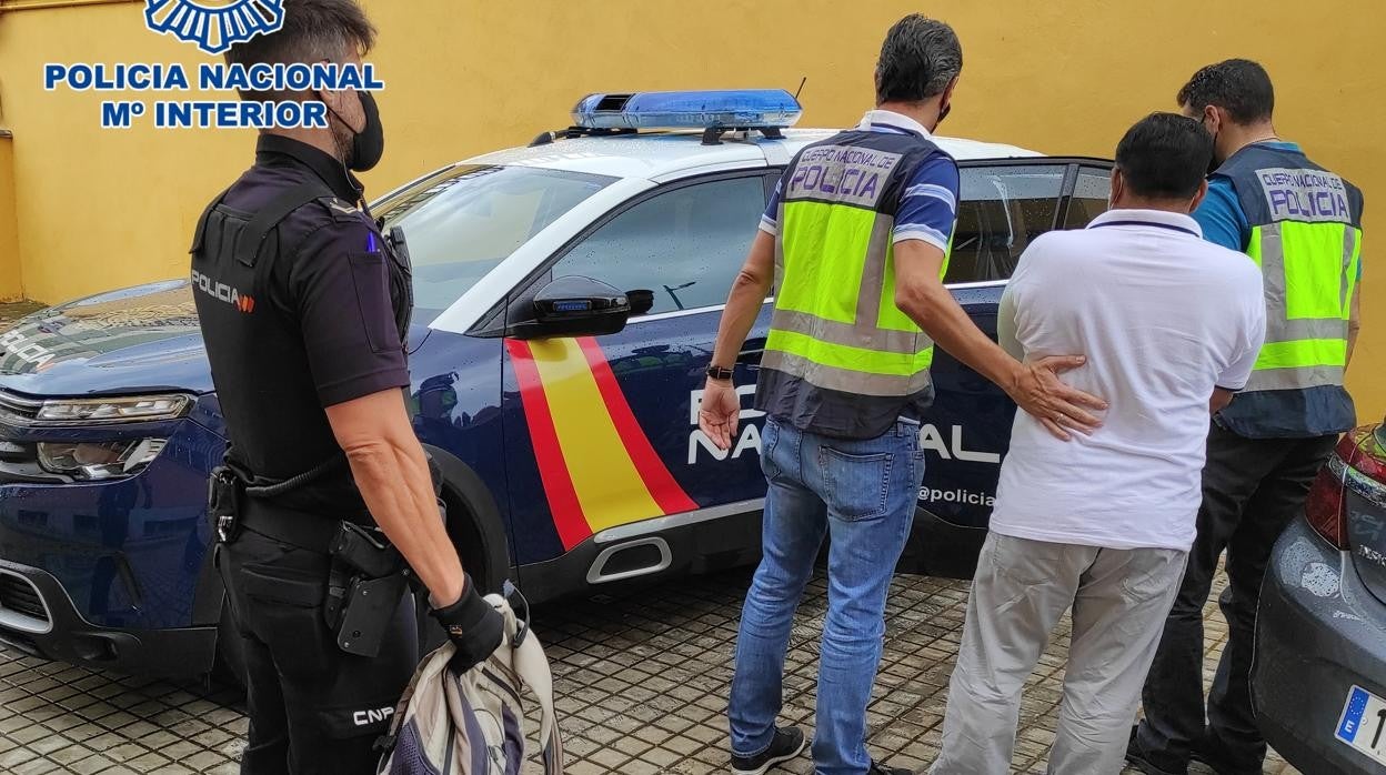 El prófugo salvadoreño custodiado por varios agentes de la Policía Nacional en Córdoba tras ser detenido