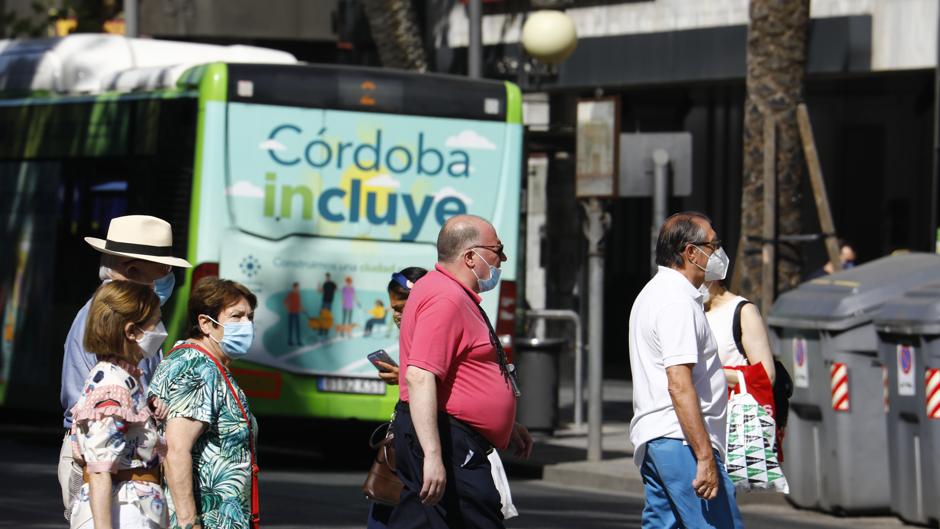 Los cordobeses continúan con el uso de mascarillas en el exterior tras el fin de su obligatoriedad