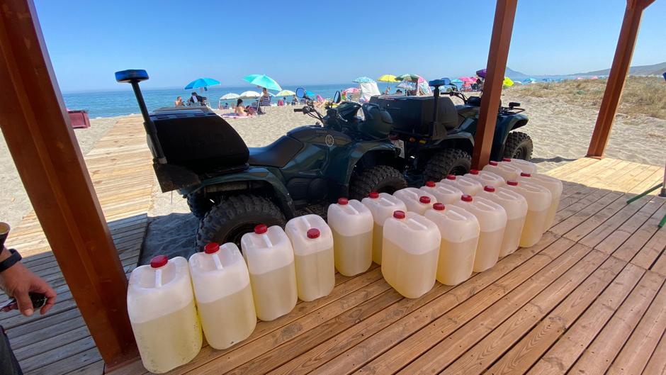 Cargan petacas de gasolina para narcolanchas en una playa del Campo de Gibraltar llena de bañistas