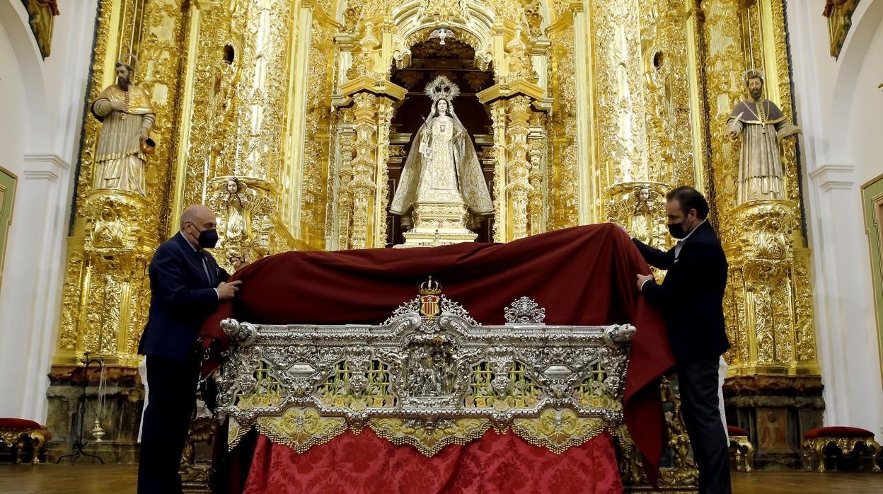 Presentación del nuevo respiradero frontal del palio de la Virgen de la Merced, en marzo de 2021