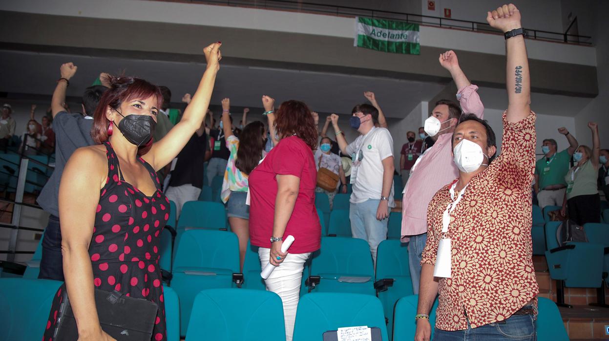 Teresa Rodríguez en la apertura de la asamblea constituyente de Adelante Andalucía junto al alcalde de Cádiz, José María González 'Kichi' celebrada en Granada