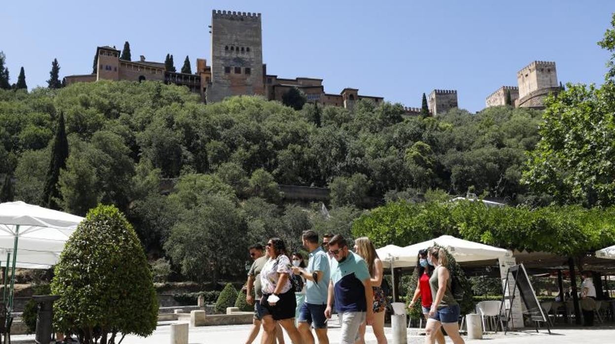 Un grupo de jóvenes pasea por Granada, la provincia andaluza con más pueblos libres de Covid