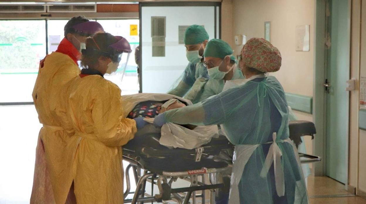 Profesionales de Urgencias del Hospital Reina Sofía con un paciente Covid