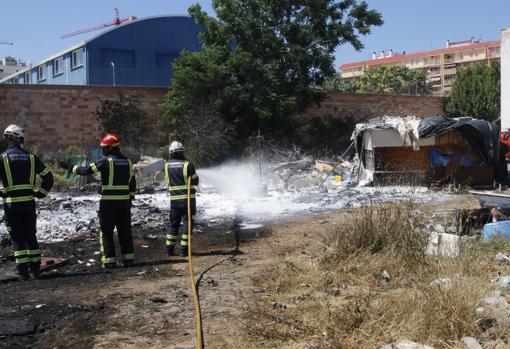 Los bomberos trabajando para apagar las llamas en el solar de Doctor Gonzalo Miño