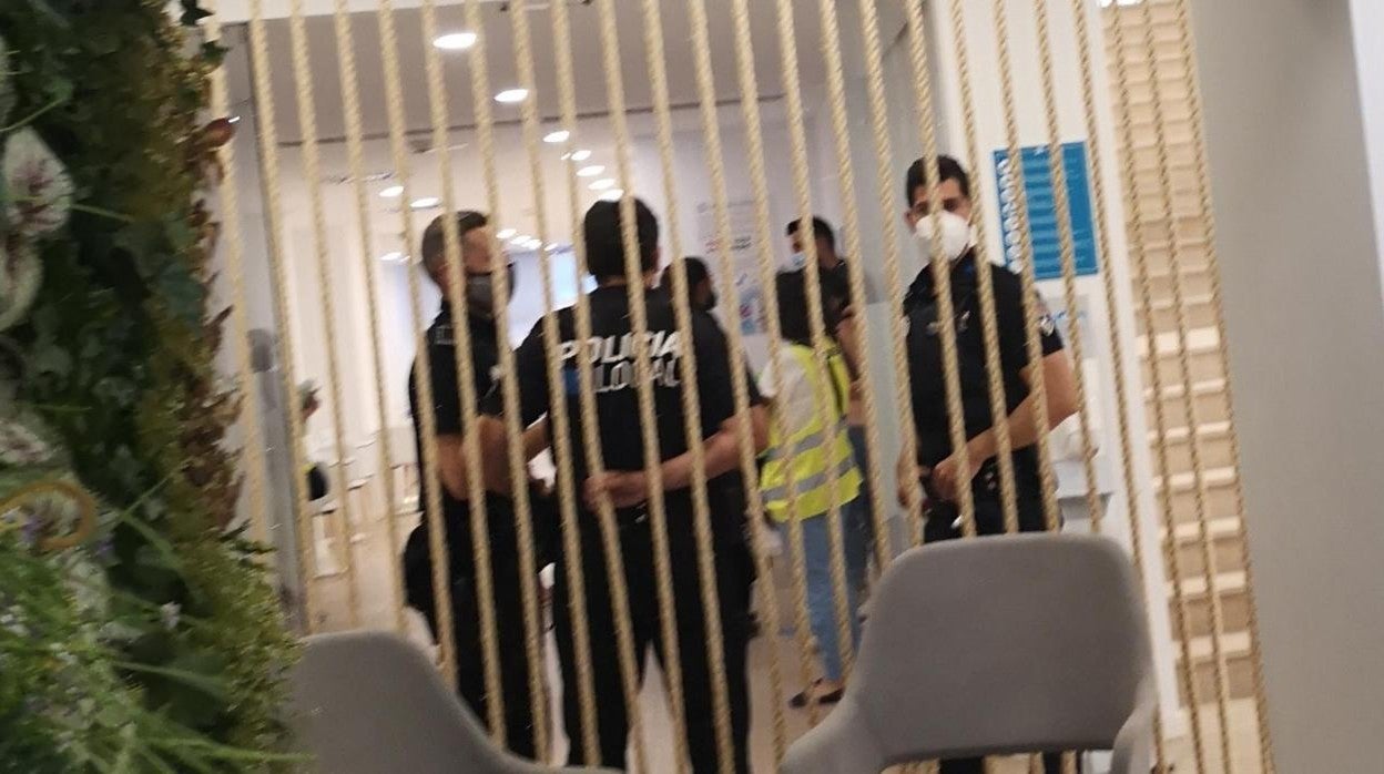 Agentes de Policía Nacional custodiando el hotel medicalizado Palma Bellver donde están los cordobeses