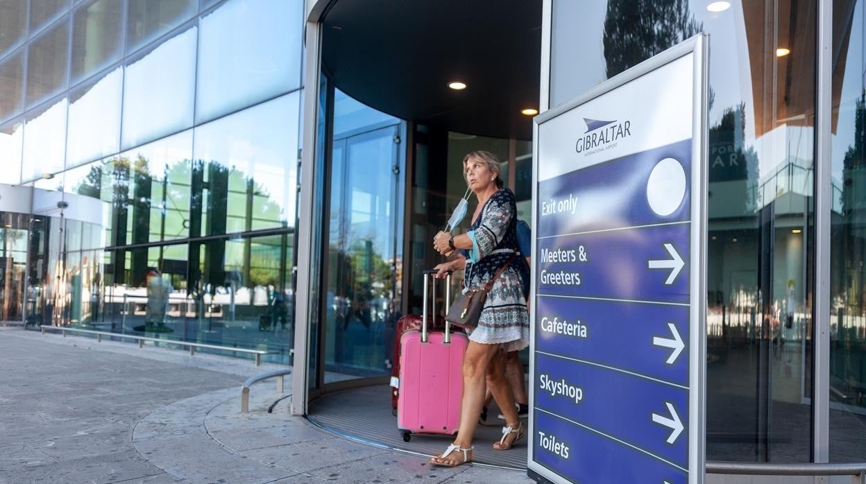 Una pasajera, a su llegada al aeropuerto de Gibraltar, en una imagen de archivo