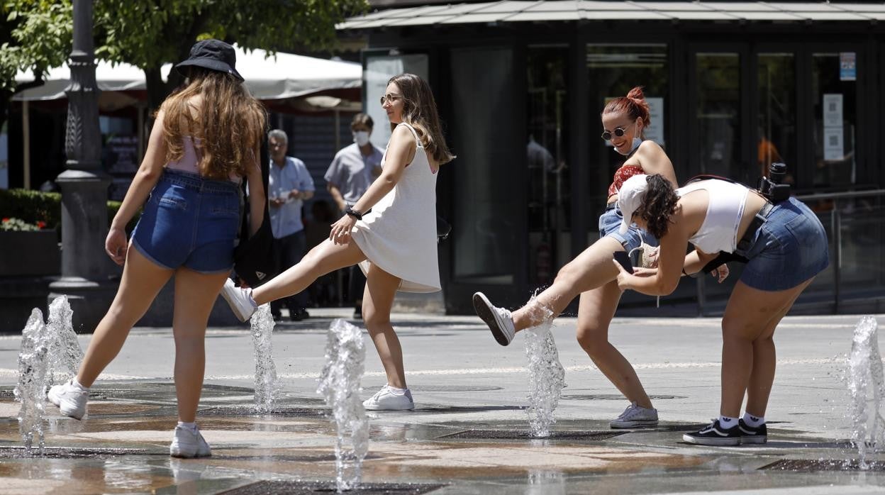 Cuatro jóvenes en los chorros de la plaza de Las Tendillas