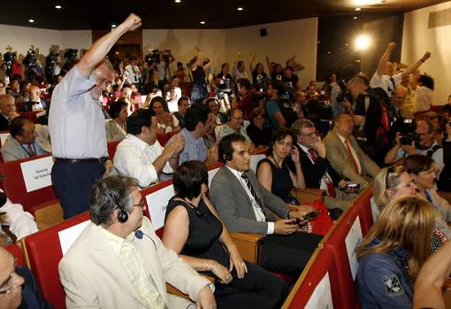 Momento en que Gaulhofer anuncia la ciudad ganadora. En pie, la delegación donostiarra; delante, sentados, los representantes de Córdoba con José Antonio Nieto en el centro