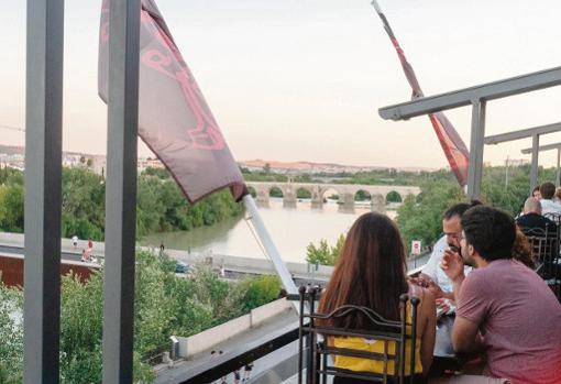 Disfruta esta magnífica terraza con vistas únicas al río Guadalquivir y Puente Romano.