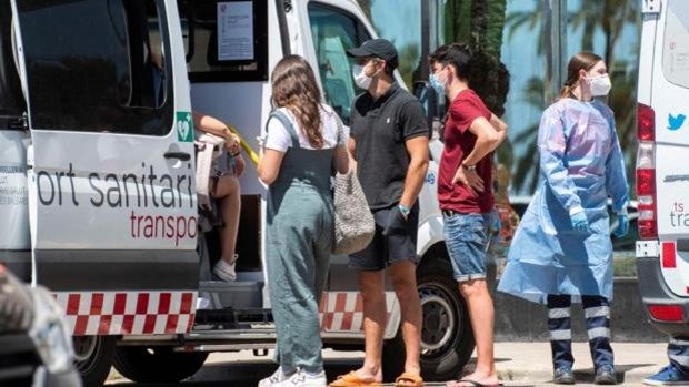 Salud comunica otro brote Covid entre estudiantes sevillanos tras un viaje de fin de curso a Portugal