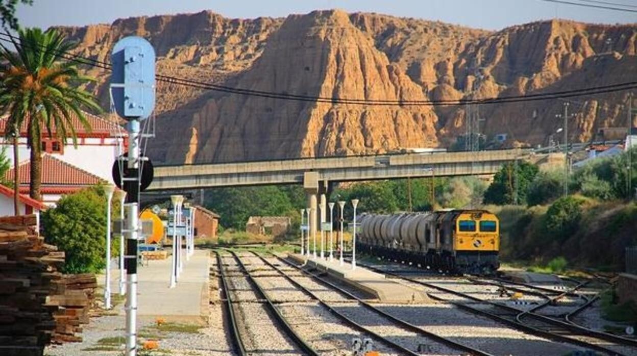 La línea ferroviaria de Guadix-Baza lleva más de 30 años inactiva