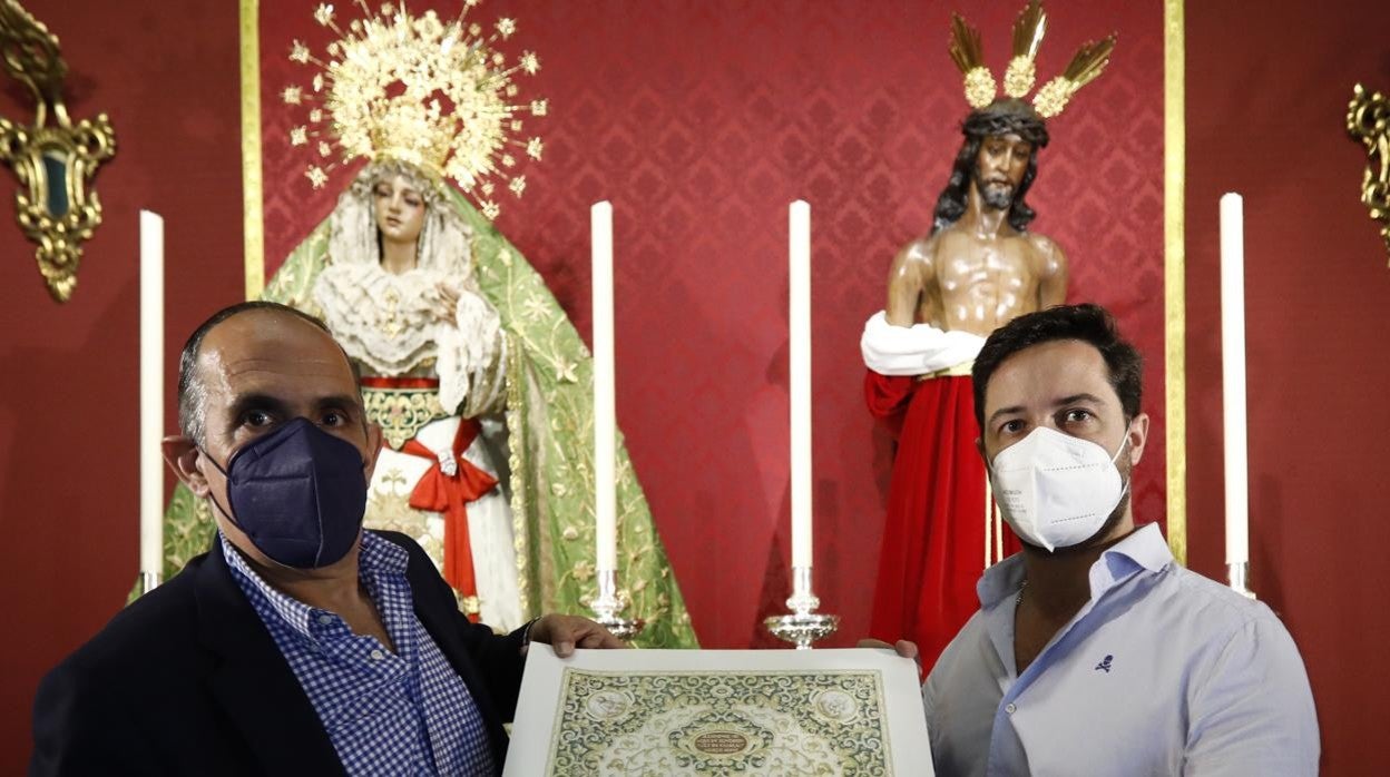 Rafael García Cerezo, a la izquierda, en la presentación del proyecto de palio de la Virgen de la Esperanza