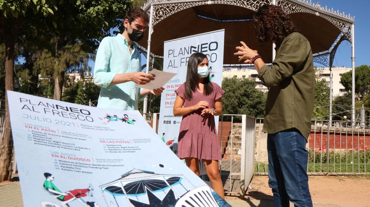 La edil de Juventud, ayer en el kiosco de La Victoria durante la presentación de 'Planneo al fresco'