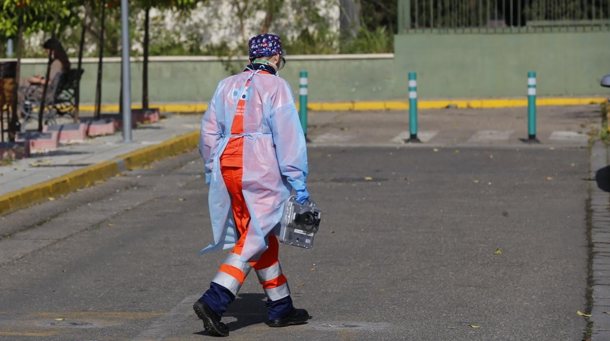 Una sanitaria sale de las Urgencias del Reina Sofía de Córdoba