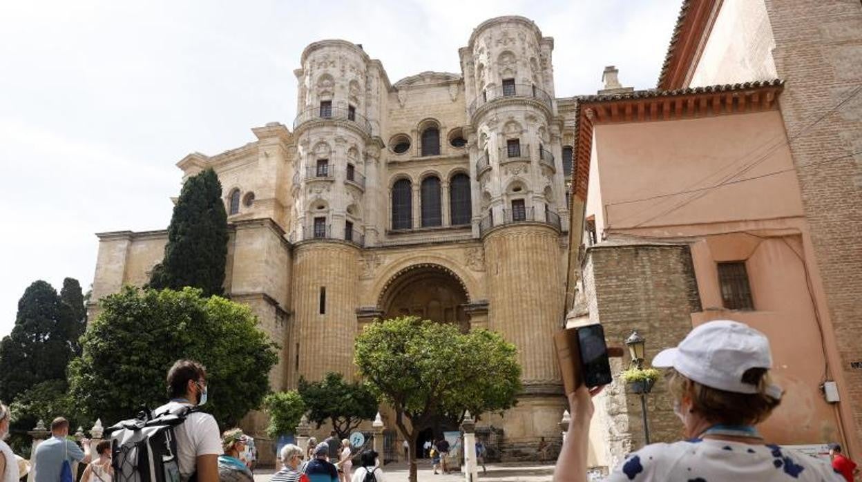 Turistas procedente del crucero Mein Shiff 2, que ha llegado de la primera escala a el puerto de Málaga, después de la pandemia del Covid- 19, visitando la ciudad andaluza