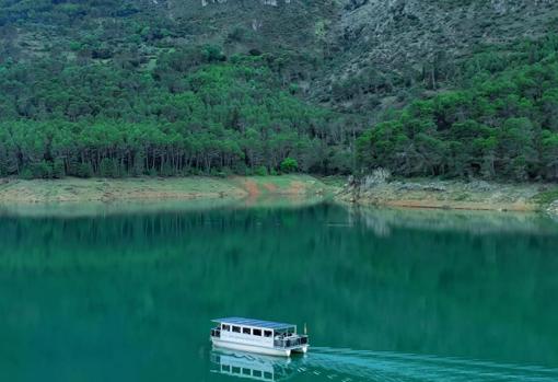 El barco solar y otras actividades de aventura para disfrutar de la Sierra de Cazorla, Segura y Las Villas