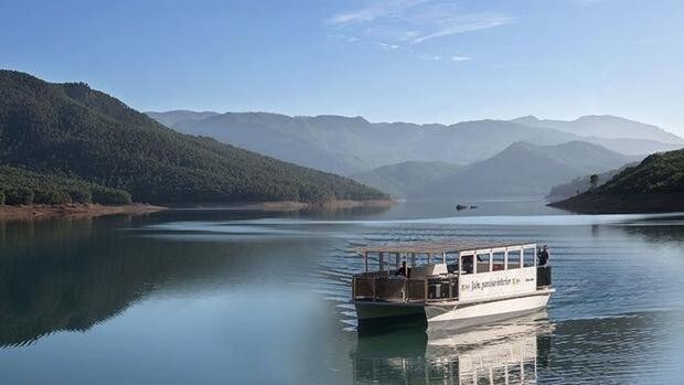 El barco solar y otras actividades de aventura para disfrutar de la Sierra de Cazorla, Segura y Las Villas
