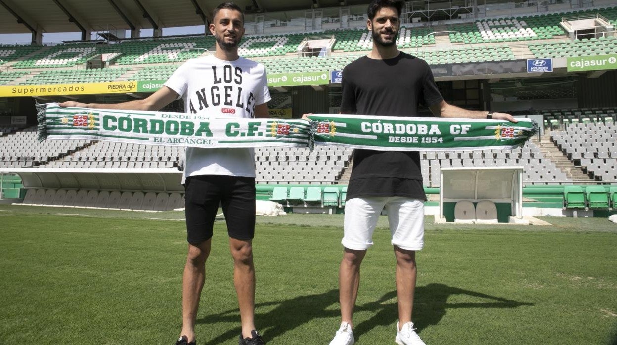 El defensa Fernando Román, a la derecha, en su presentación como jugador del Córdoba CF