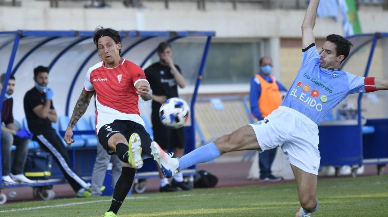 Toni Arranz, en una disputa de balón ante Manu Farrando la pasada temporada