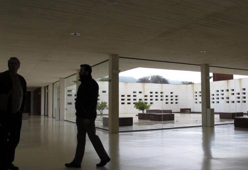 Dos personas dentro del Centro de Recepción de Visitantes de Medina Azahara