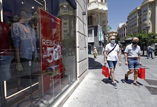 Tiendas y clientes del Centro de Córdoba el pasado junio