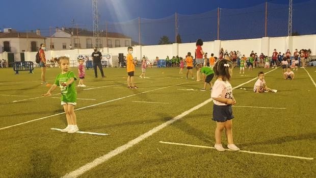 Más de 100 niños recuperan los juegos tradicionales en las Miniolimpiadas Rurales de Añora