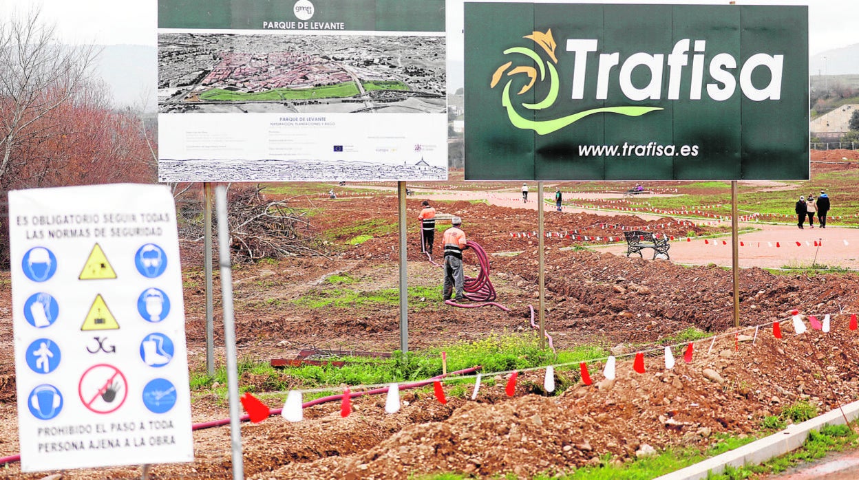 Trabajos en la parte central del Parque de Levante de Córdoba