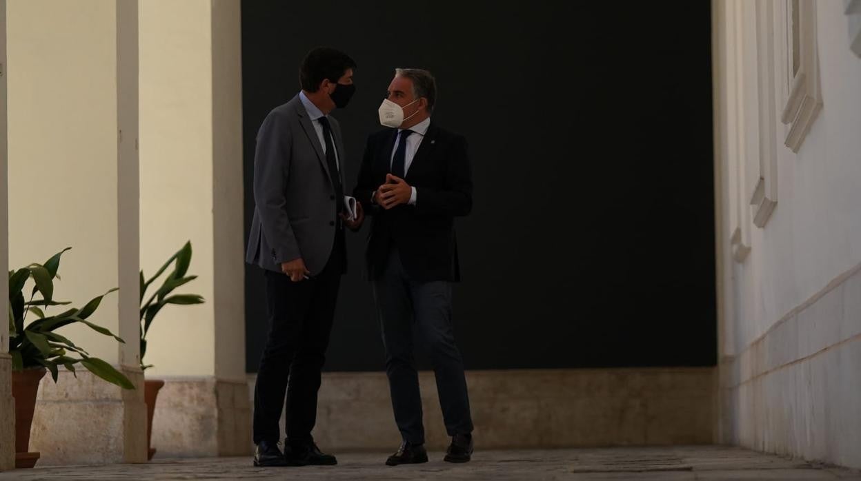 El vicepresidente de la Junta, Juan Marín, junto al consejero de la Presidencia. Elías Bendodo, en los pasillos del Palacio de San Telmo