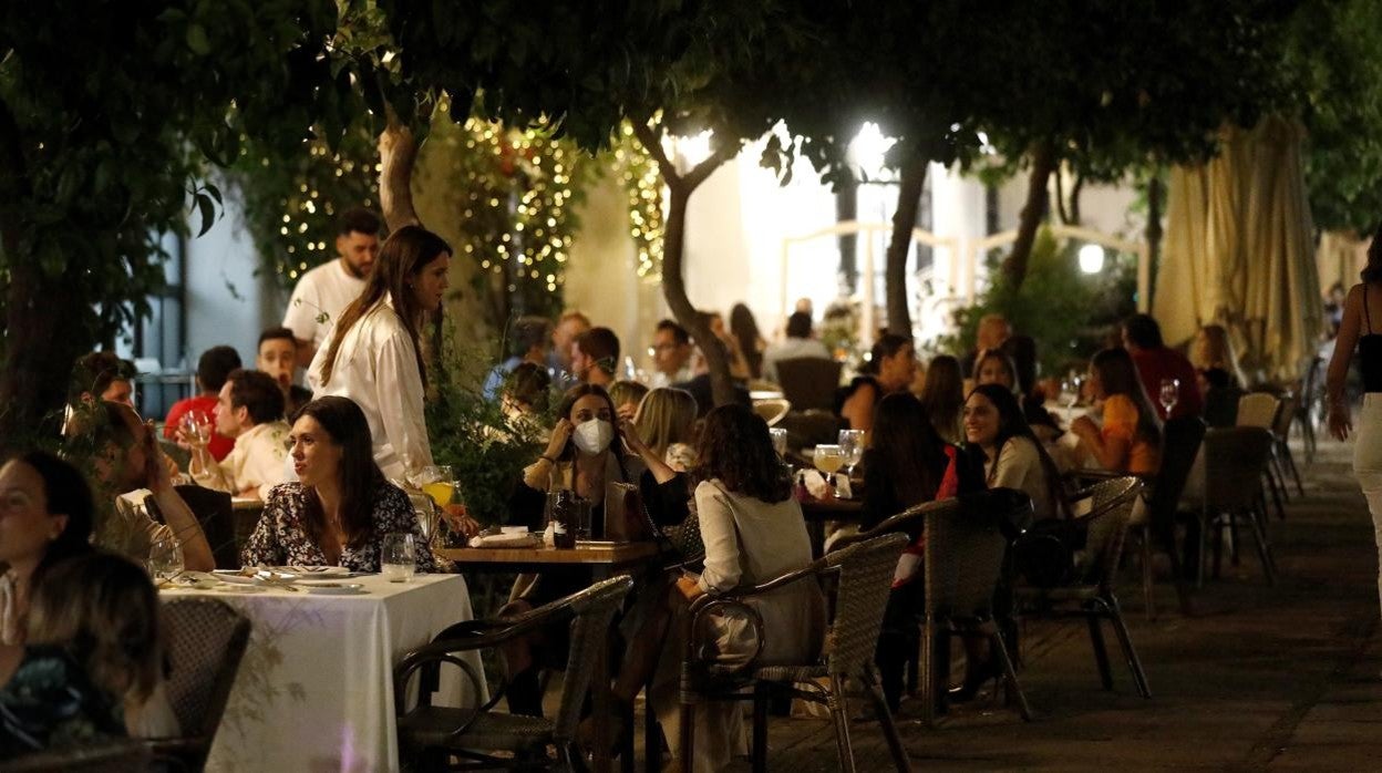 Ambiente de terrezas nocturno en Córdoba tras el fin del toque de queda