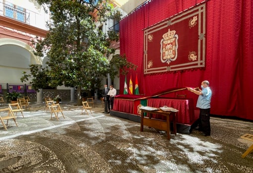 Preparativos pleno de investidura en el patio del Ayuntamiento