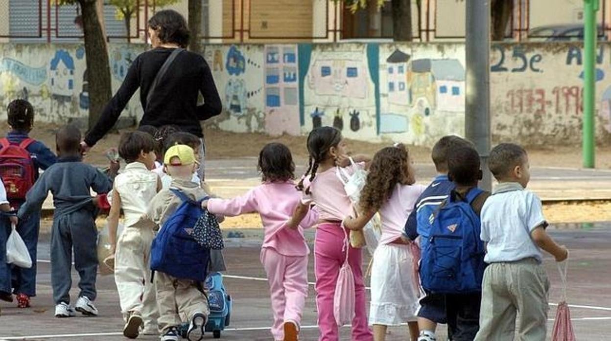 Imagen de archivo de niños en un patio de colegio