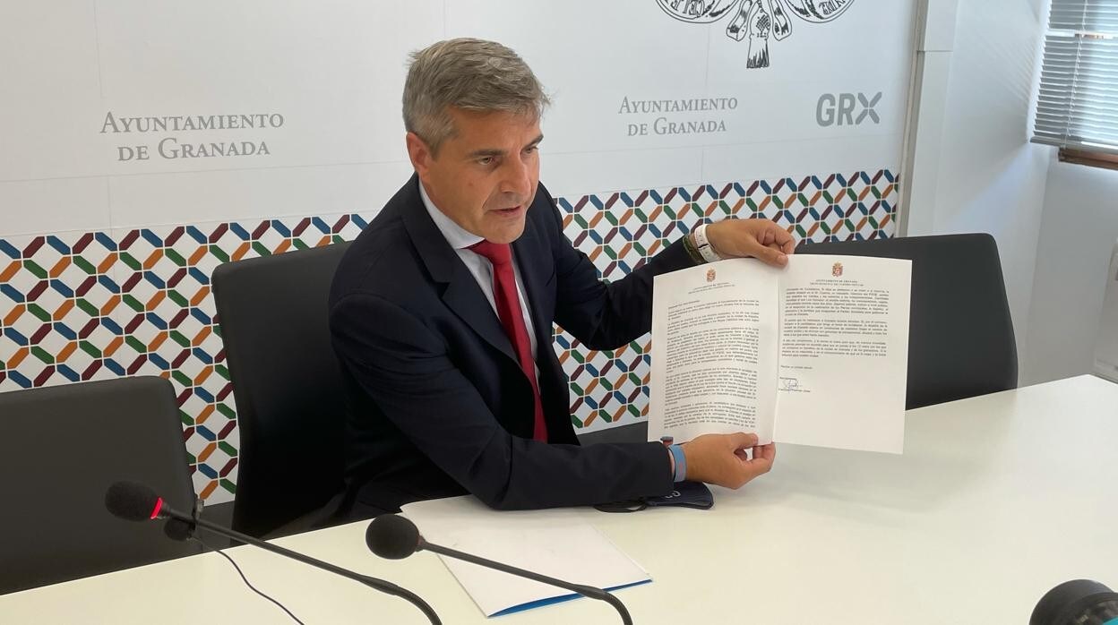 César Díaz, concejal del PP en Granada, sosteniendo la carta que han enviado a la dirección regional y nacional de Ciudadanos