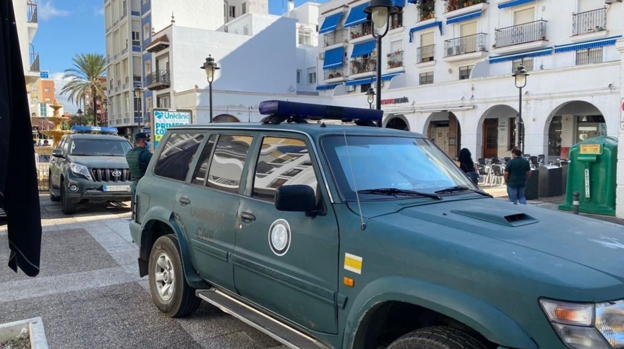 Imágenes de parte del despliegue de la Guardia Civil en una céntrica plaza de Algeciras