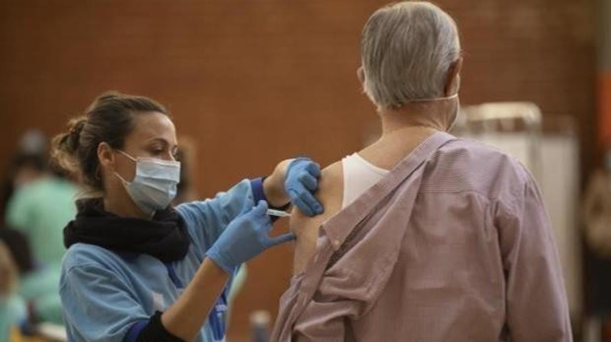 Un ciudadano recibe la vacuna frente al coronavirus