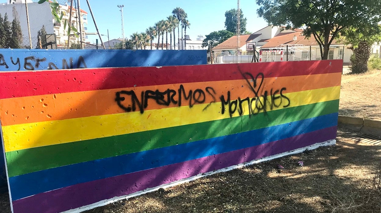 Pintadas en un muro «arco iris» en San Juan del Puerto