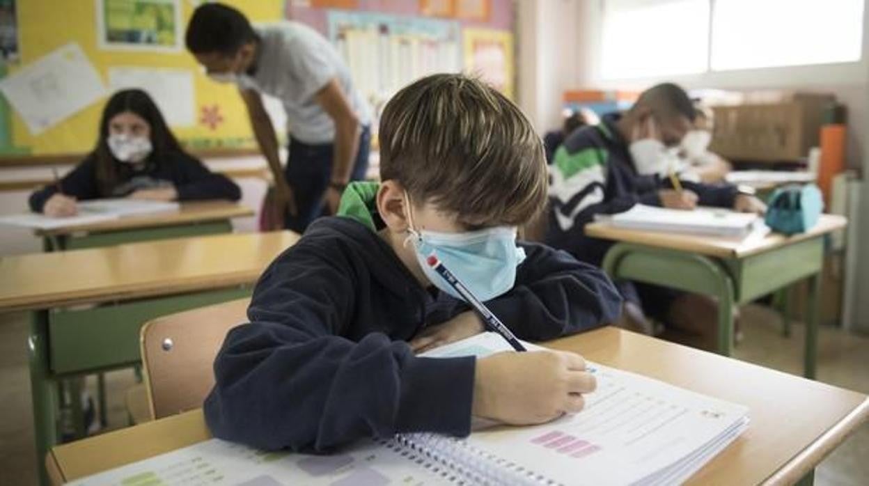 Alumno en clase con la mascarilla puesta