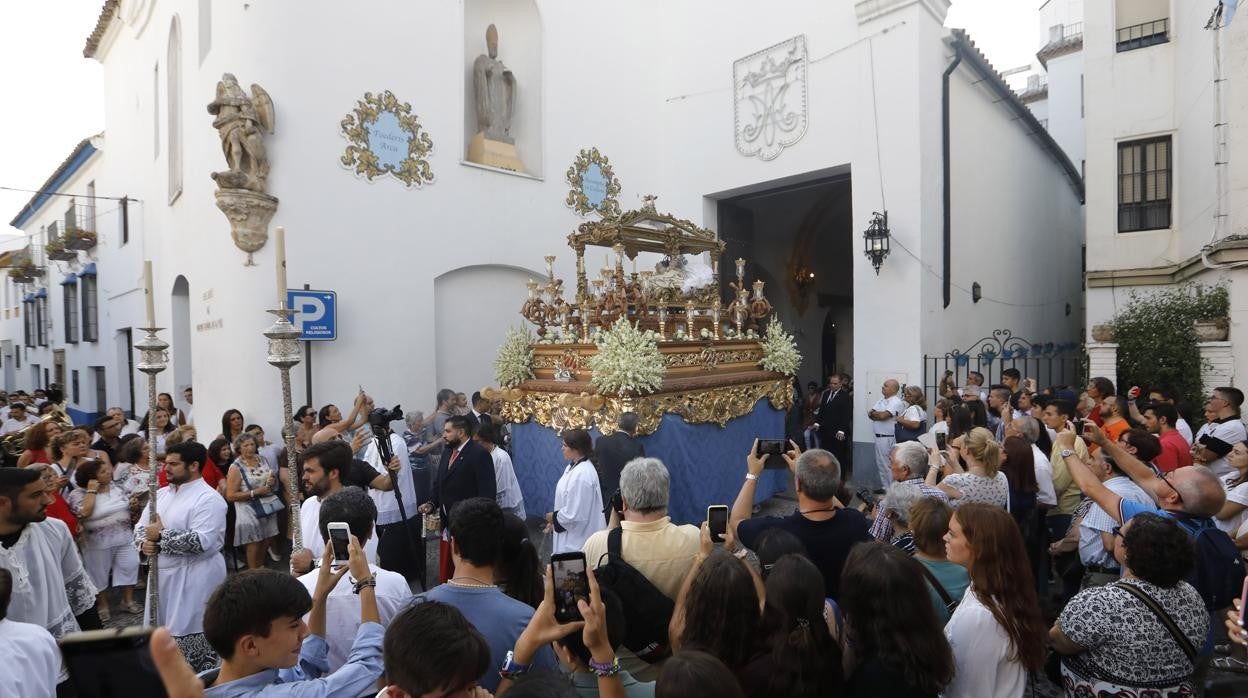 La Virgen del Tránsito, a la salida de su iglesia, el 15 de agosto de 2019